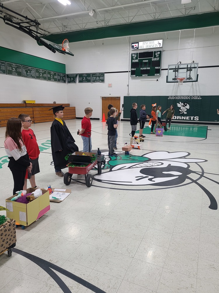 4th grade students share their floats
